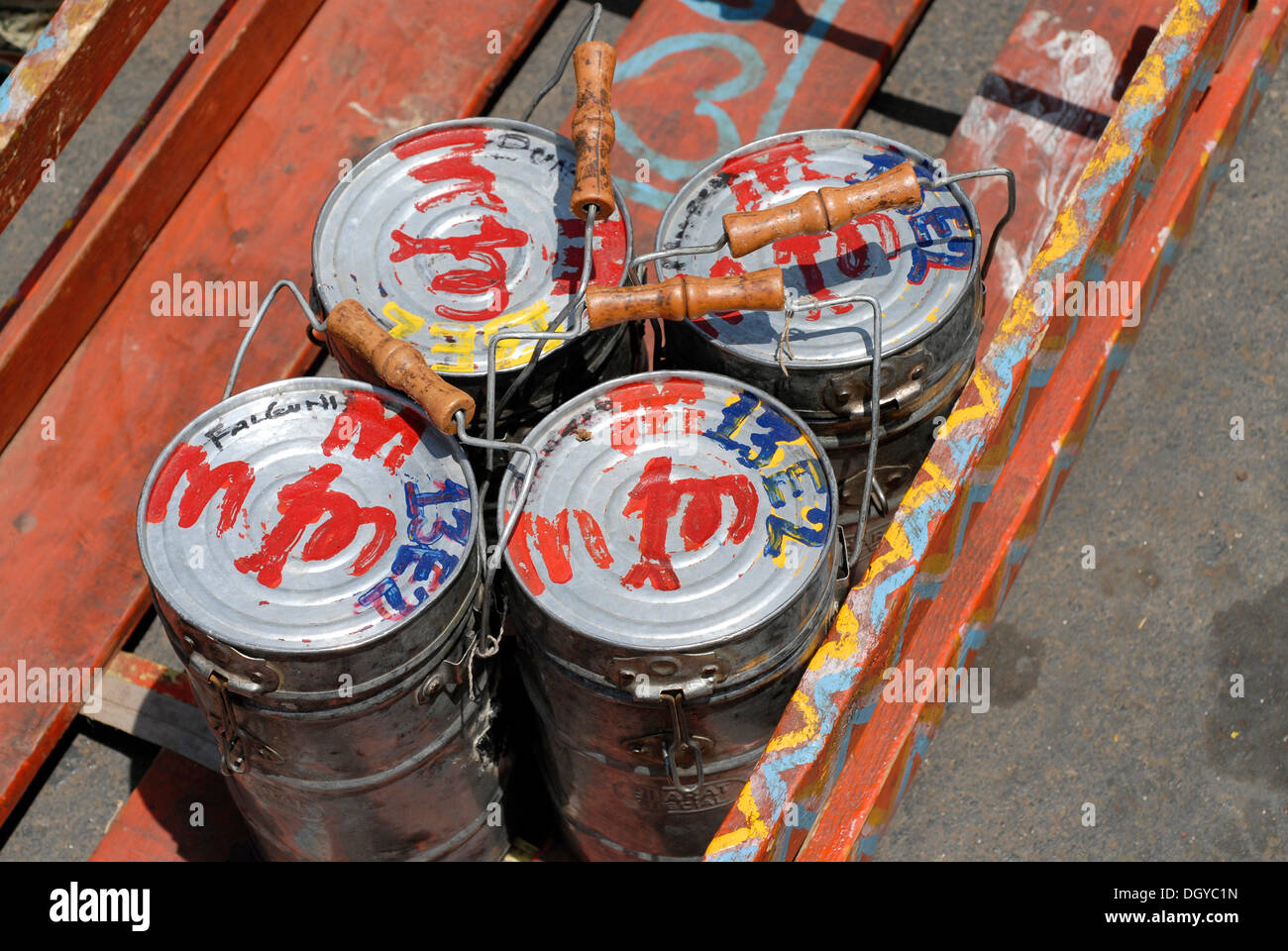 Dabbas ou les contenants d'aliments marqués avec caractères pour permettre une livraison correcte, Mumbai, Inde, Asie Banque D'Images