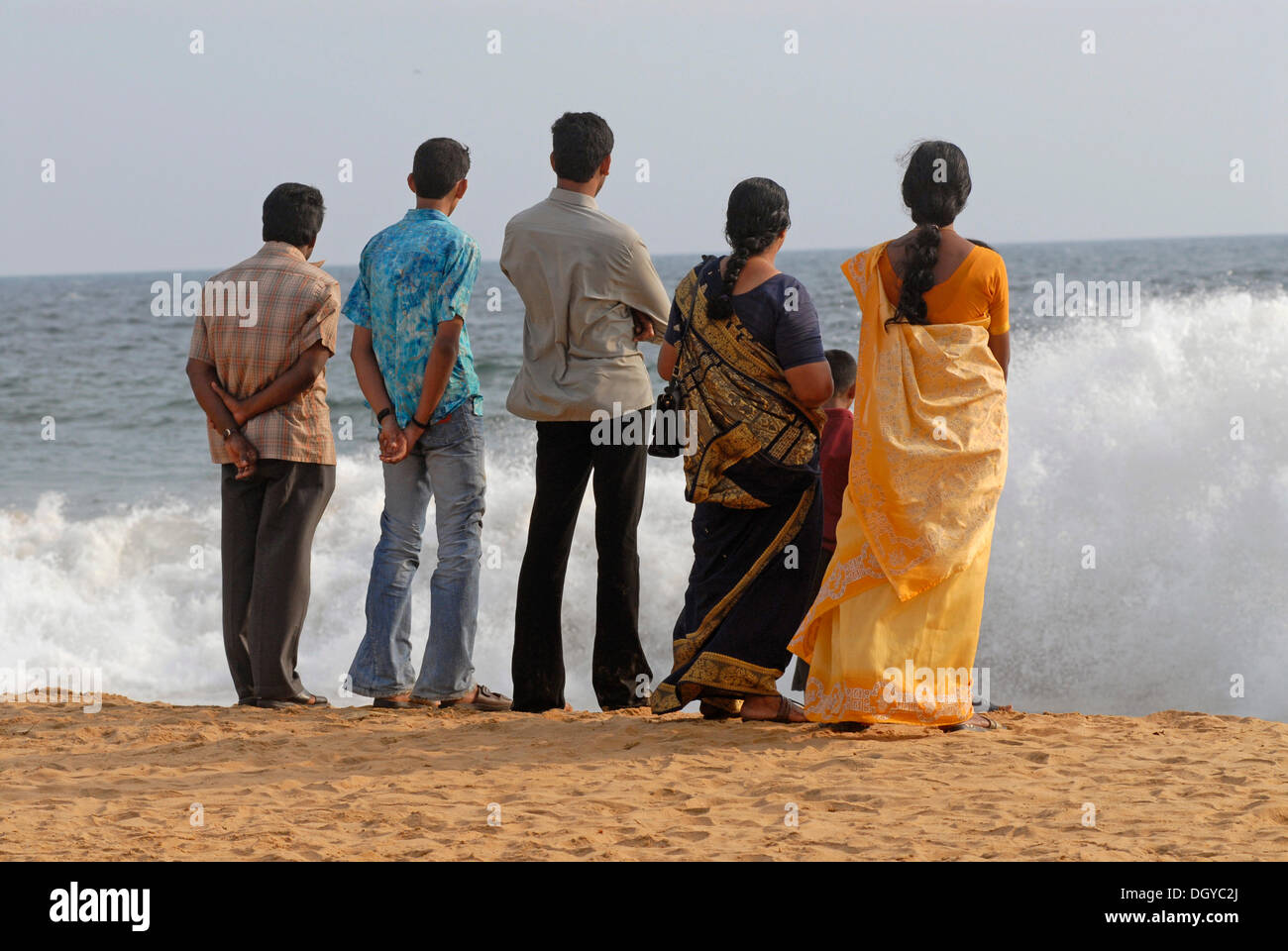 Les Indiens sur la plage, Chowara, Kerala, Inde du Sud, Inde, Asie Banque D'Images