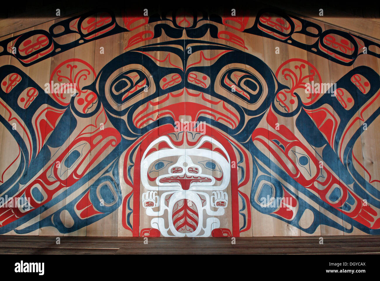 Peinture murale avec white grizzly et orca, centre communautaire, village de la Première nation Gitga'ata personnes, les Tsimshians Banque D'Images