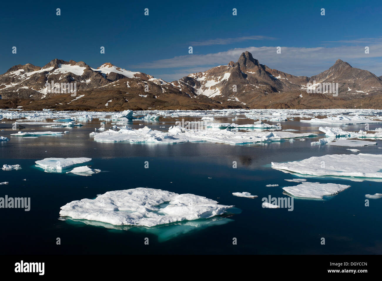 De glace flottante et montagnes, Tasiilaq ou, dans l'Est du Groenland, Ammassalik Groenland Banque D'Images