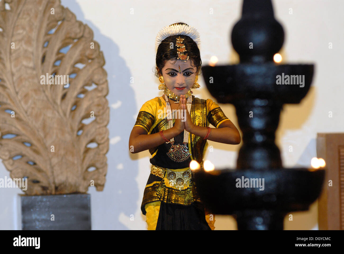 Jeune danseur de Bharata Natyam, programme culturel de l'hôtel-boutique Malabar House, Fort Kochi, fort Cochin, Kerala, Inde du Sud Banque D'Images