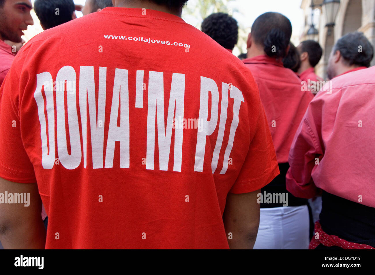 Les hommes de colla Joves Xiquets de Valls.'Castellers'.La Plaça de la Vila. Vilanova i la Geltrú, province de Barcelone, Catalogne, Espagne. Banque D'Images