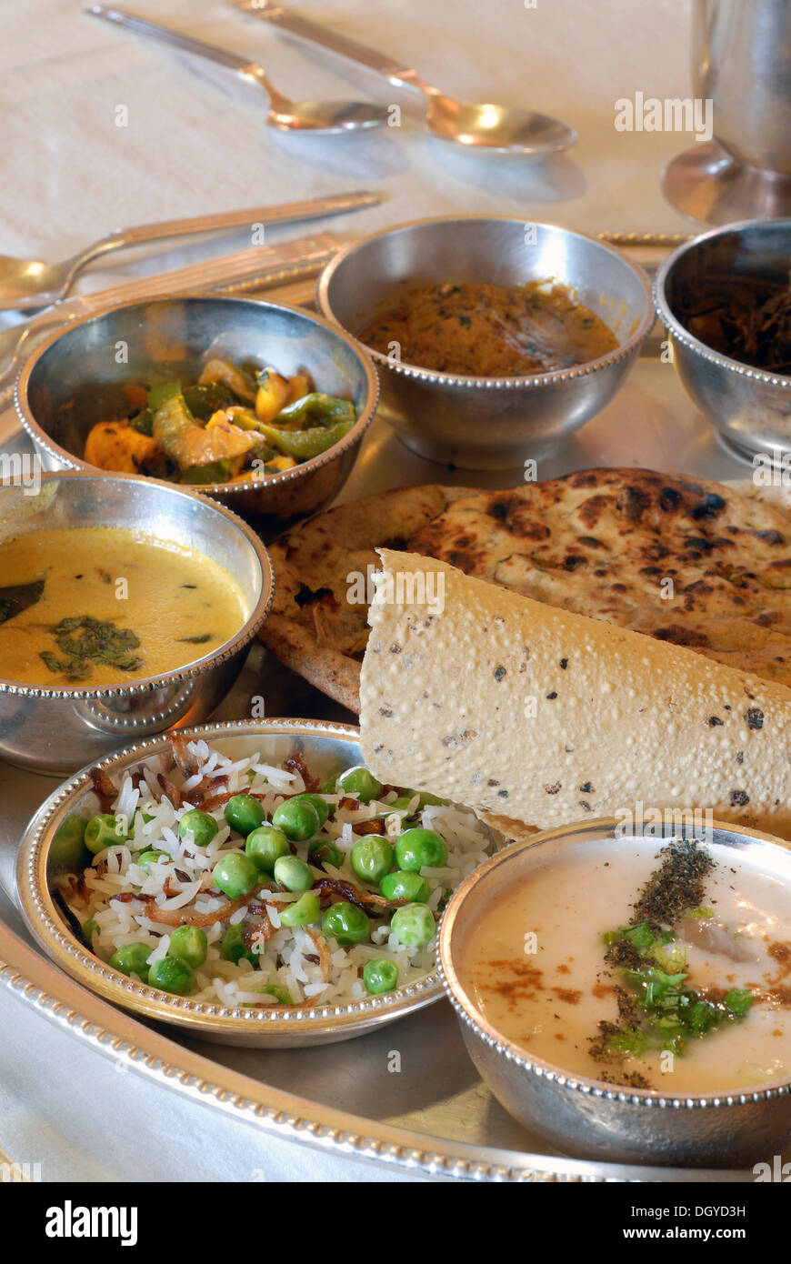 Râjasthânî thali servi sur un plateau d'argent, Narain Niwas, Heritage Hotel, Jaipur, Rajasthan, Inde du Nord, Inde, Asie Banque D'Images