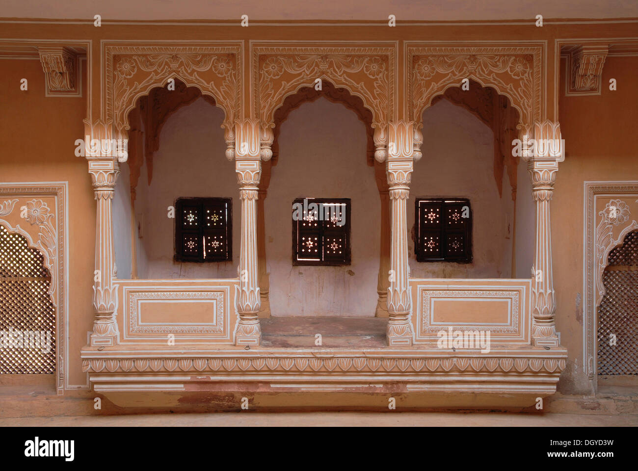 Niche avec sièges, Fort Pokaran, Pokaran, Rajasthan, Inde du Nord, Inde, Asie Banque D'Images