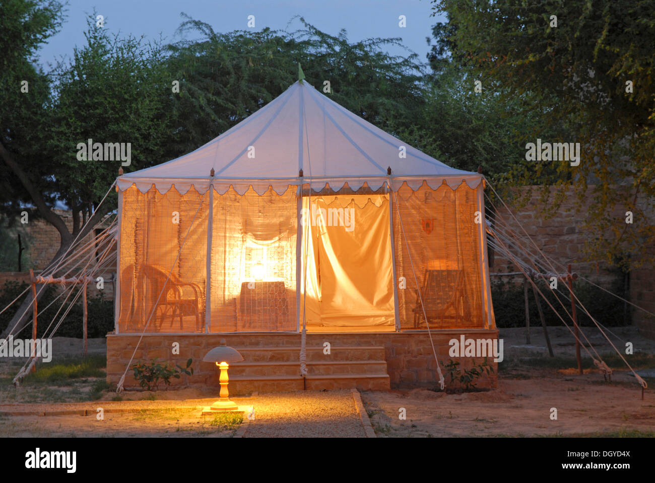 Tente, illuminée de l'intérieur, Royal Rajasthan Camp en Mool Sagar, du patrimoine et de l'hôtel jardins d'agrément des maharajas de Banque D'Images