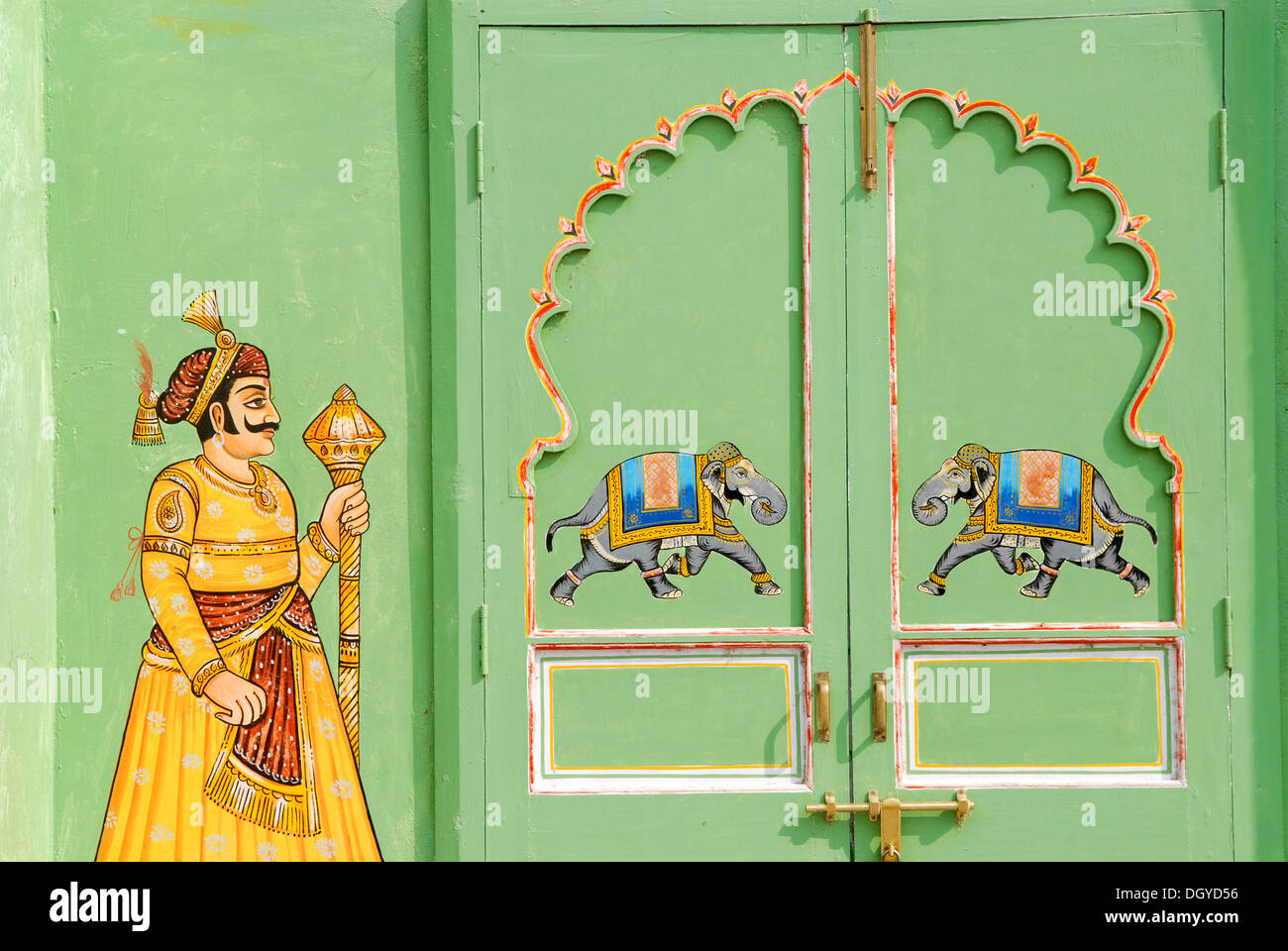 Peinture sur un mur vert et porte, éléphants et Rajput, Shiv Niwas palace, ville d'Udaipur, Rajasthan, Inde du Nord, Inde, Asie Banque D'Images