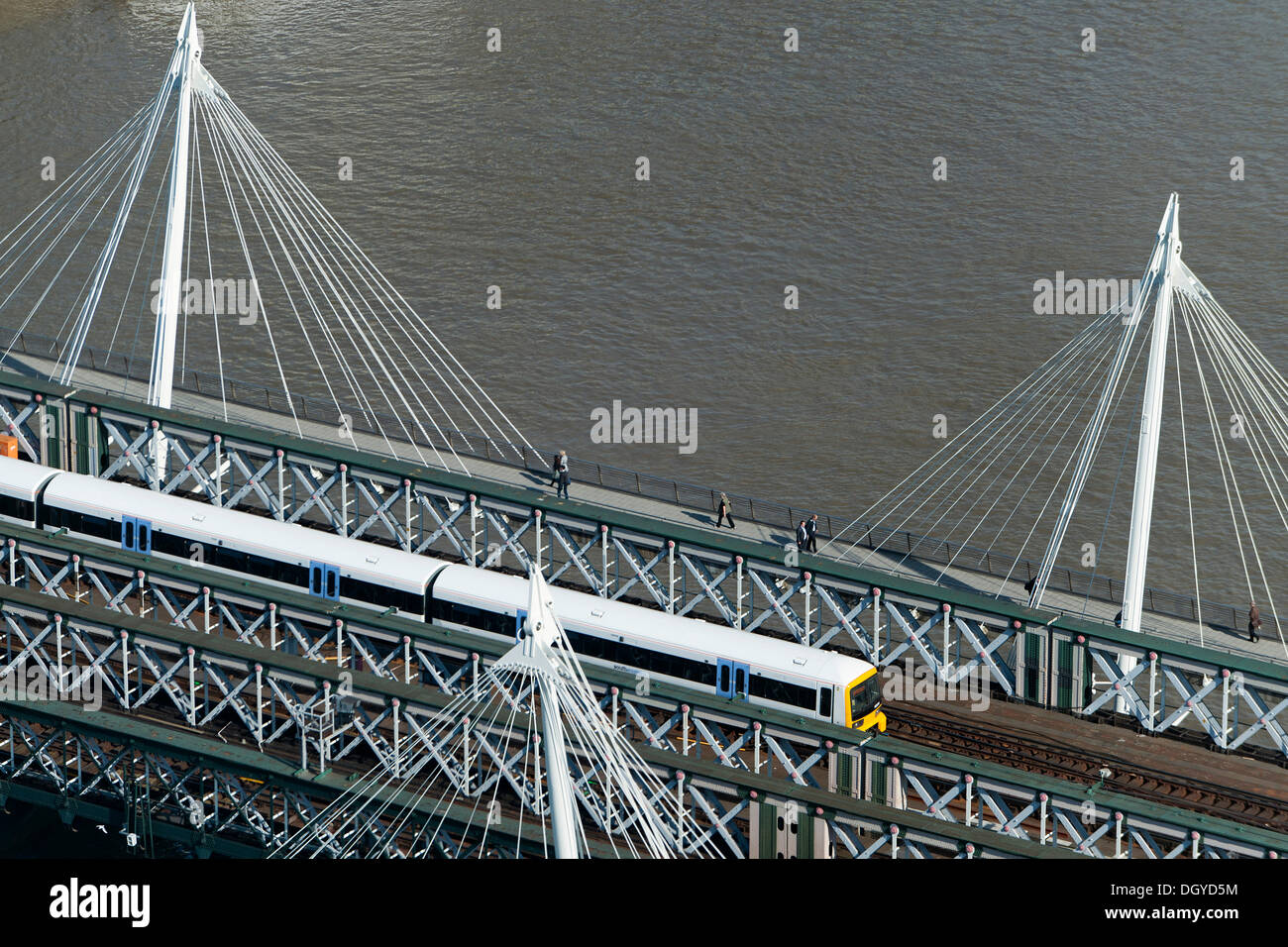 Hungerford Bridge, pont ferroviaire sur la Tamise, Londres, Angleterre, Royaume-Uni, Europe Banque D'Images