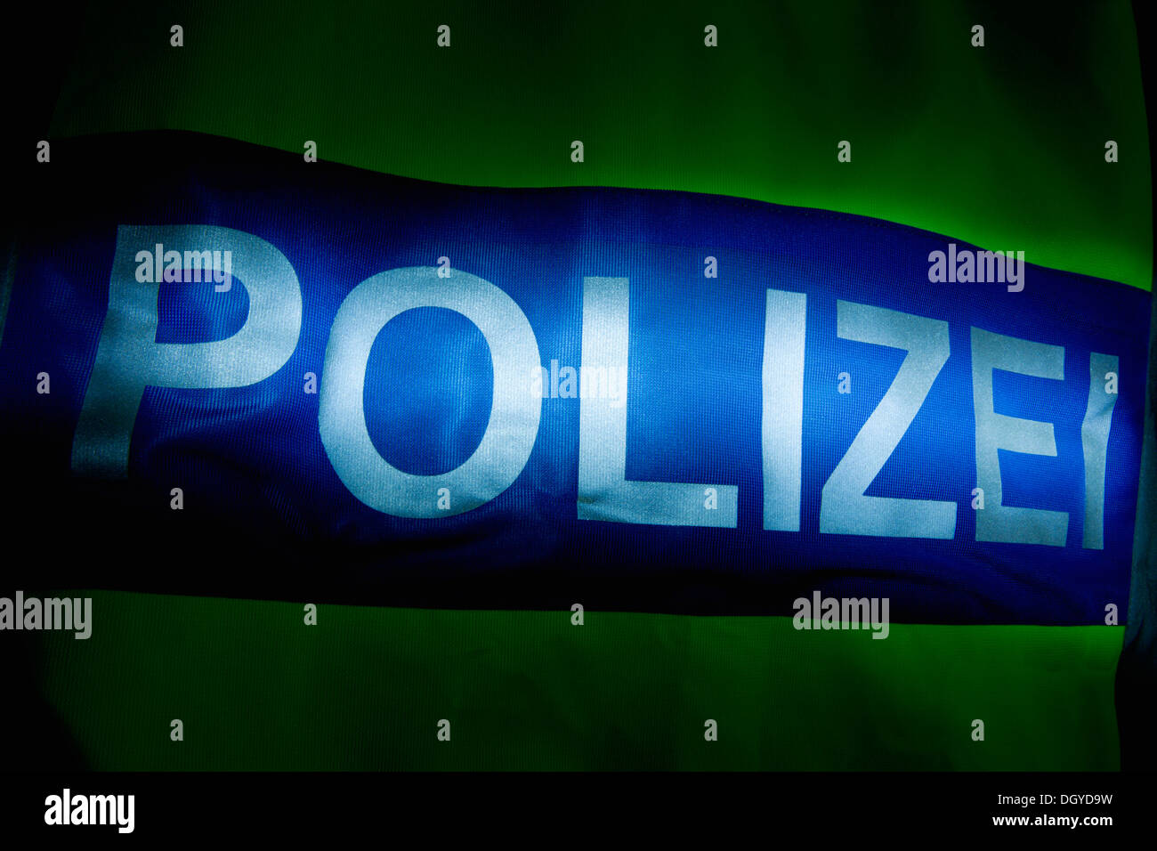Polizei (Police en allemand) écrit sur le dos d'une veste de réflexion, éclairé Banque D'Images