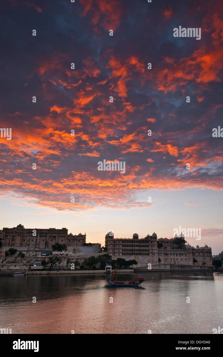 City Palace, Maharana d'Udaipur, le lac Pichola, Udaipur, Rajasthan, Inde, Asie Banque D'Images