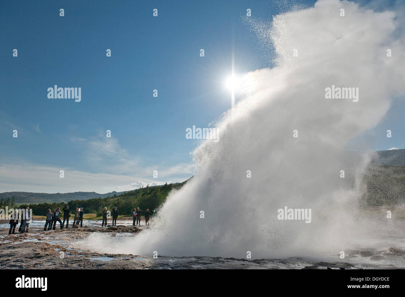 Les touristes à côté du geyser Strokkur, Europe, Islande, Haukadalur Banque D'Images