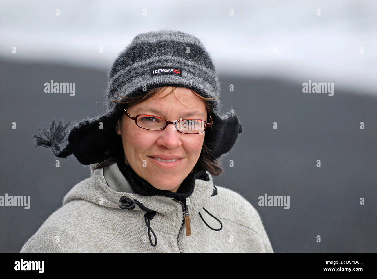 Femme sur la plage noire de Reynir, près de Vik Vik, ou le sud de l'Islande, Islande, Europe Banque D'Images