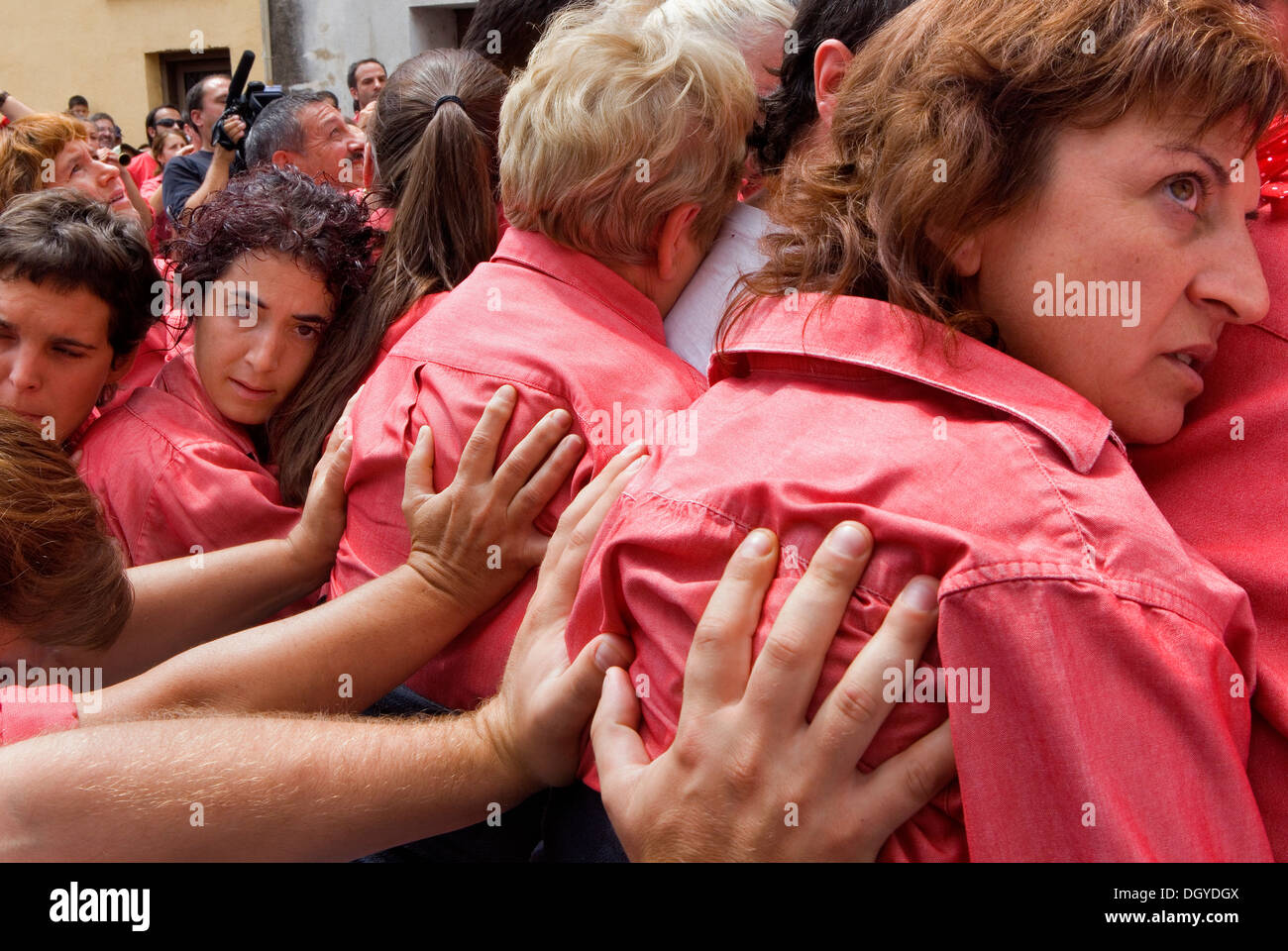 Colla Vella Xiquets de Valls.'Castellers' les capacités humaines tower.Dr Robert street.La Bisbal del Penedès. Province de Tarragone, Espagne Banque D'Images