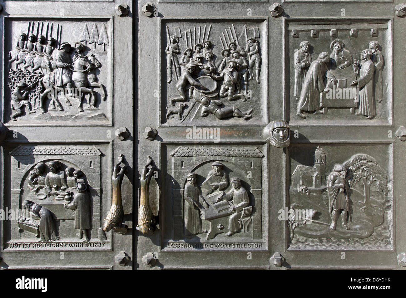 Reliefs, Zwingli, portail de l'église Grossmünster, église protestante, Zurich, Canton de Zurich, Suisse, Europe Banque D'Images