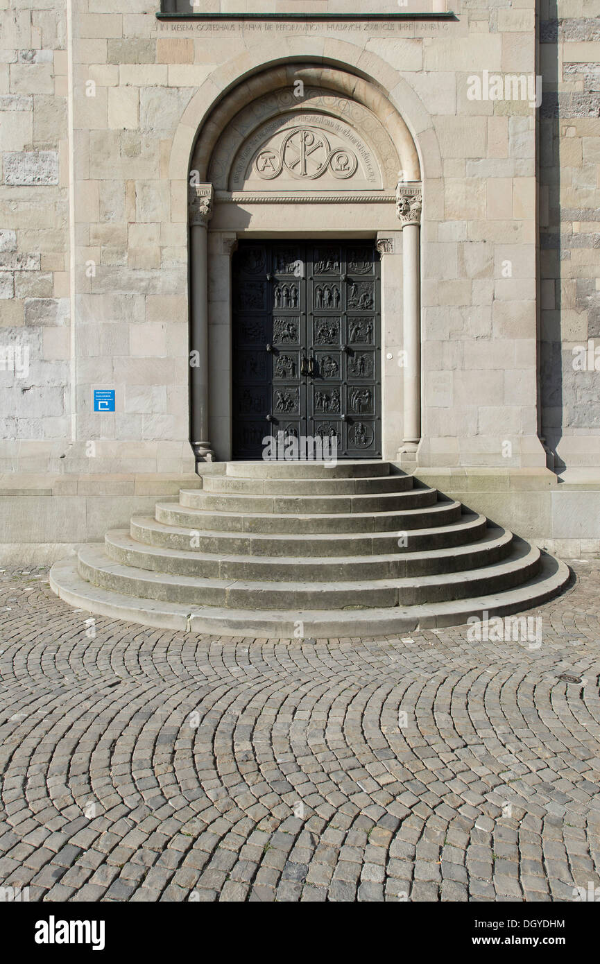 Escaliers, porte, Zwingliportal Grossmuenster church, une église protestante évangélique, Zurich, Switzerland, Europe Banque D'Images