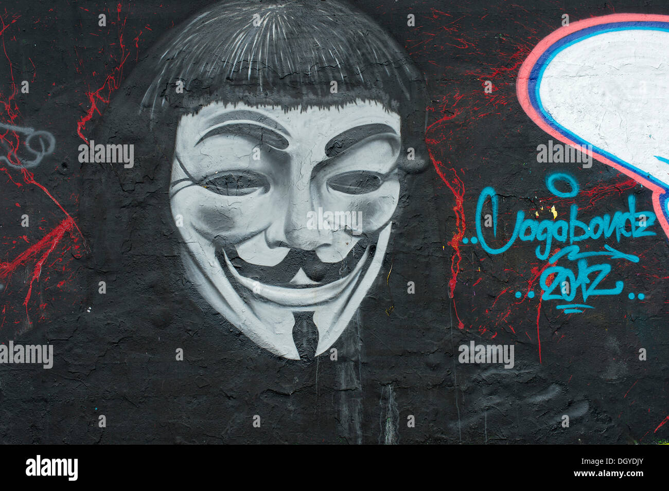 Le Graffiti d'un homme avec un "Anonyme" ou "Guy Fawkes' masque, symbole de la 'occuper' mouvement de protestation contre le pouvoir de la Banque D'Images