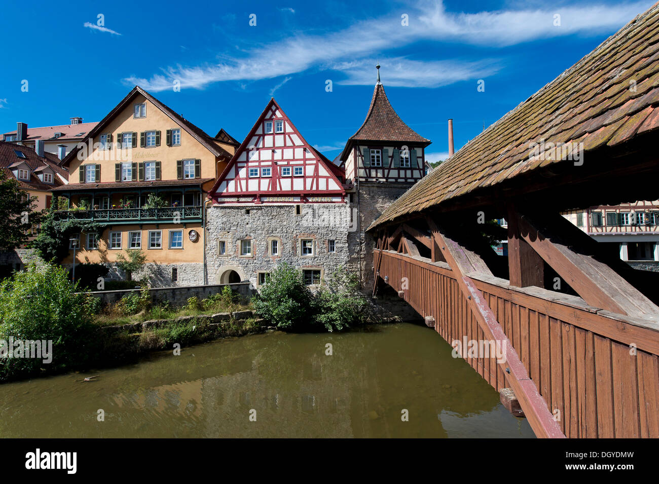 Rotersteg ou Roter Steg bridge, un pont historique de l'autre côté de la rivière Kocher, Schwaebisch Hall, région Hohenlohe Banque D'Images