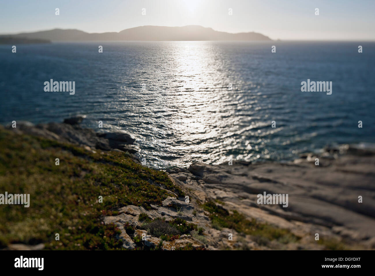 Le soleil qui brille sur la mer Méditerranée, Calvi, Corse, France Banque D'Images