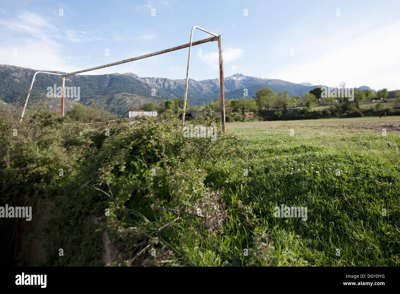 Un vieux poteau de but de soccer, montagnes en arrière-plan, Calacuccia, Corse, France Banque D'Images