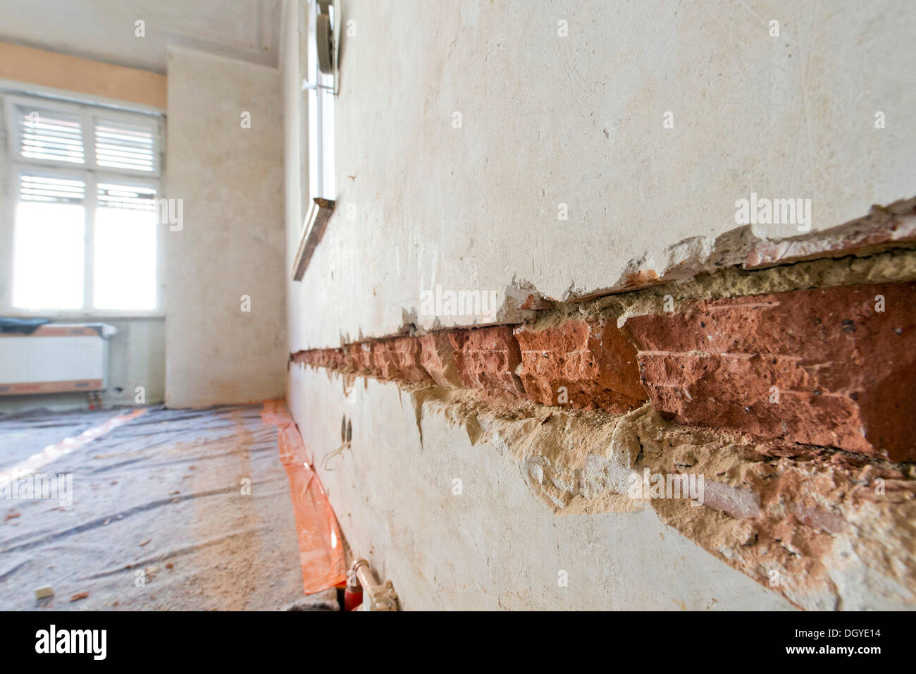 Les travaux préparatoires sur un mur pour l'installation de nouveaux canaux et supports de câbles, câblage électrique, montage encastré dans un vieux bâtiment Banque D'Images