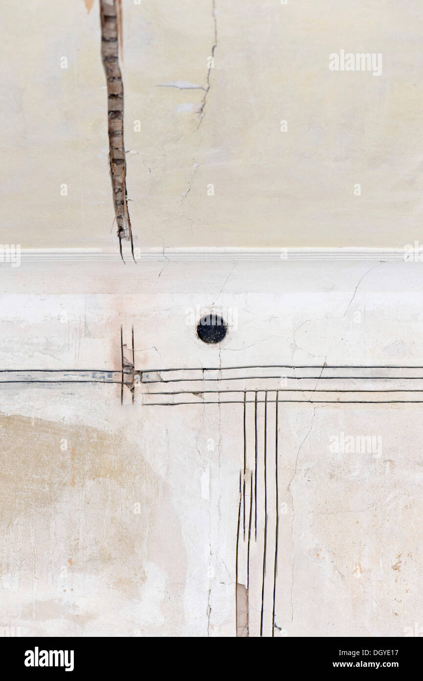 Les travaux préparatoires sur un mur pour l'installation de nouveaux canaux et supports de câbles, câblage électrique dans un bâtiment ancien, Stuttgart Banque D'Images