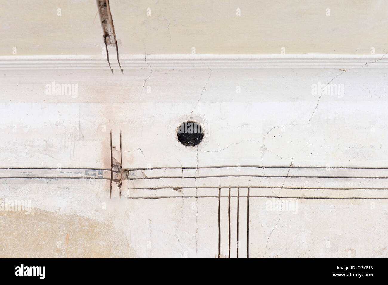 Les travaux préparatoires sur un mur pour l'installation de nouveaux canaux et supports de câbles, câblage électrique dans un bâtiment ancien, Stuttgart Banque D'Images