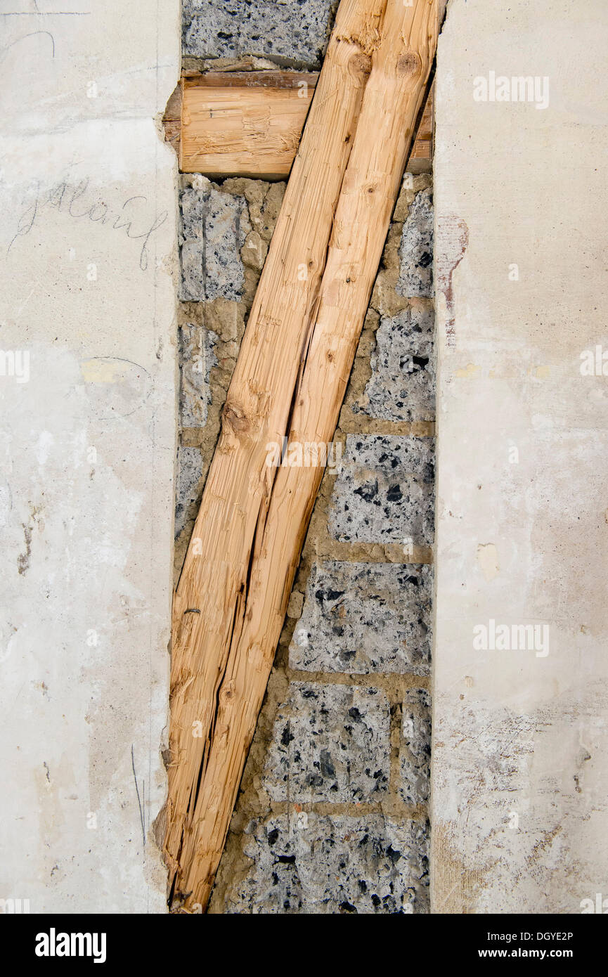 Les travaux préparatoires sur un mur pour l'installation de nouveaux canaux de câble sous le plâtre, maçonnerie et ossature bois exposés dans un vieux bâtiment Banque D'Images