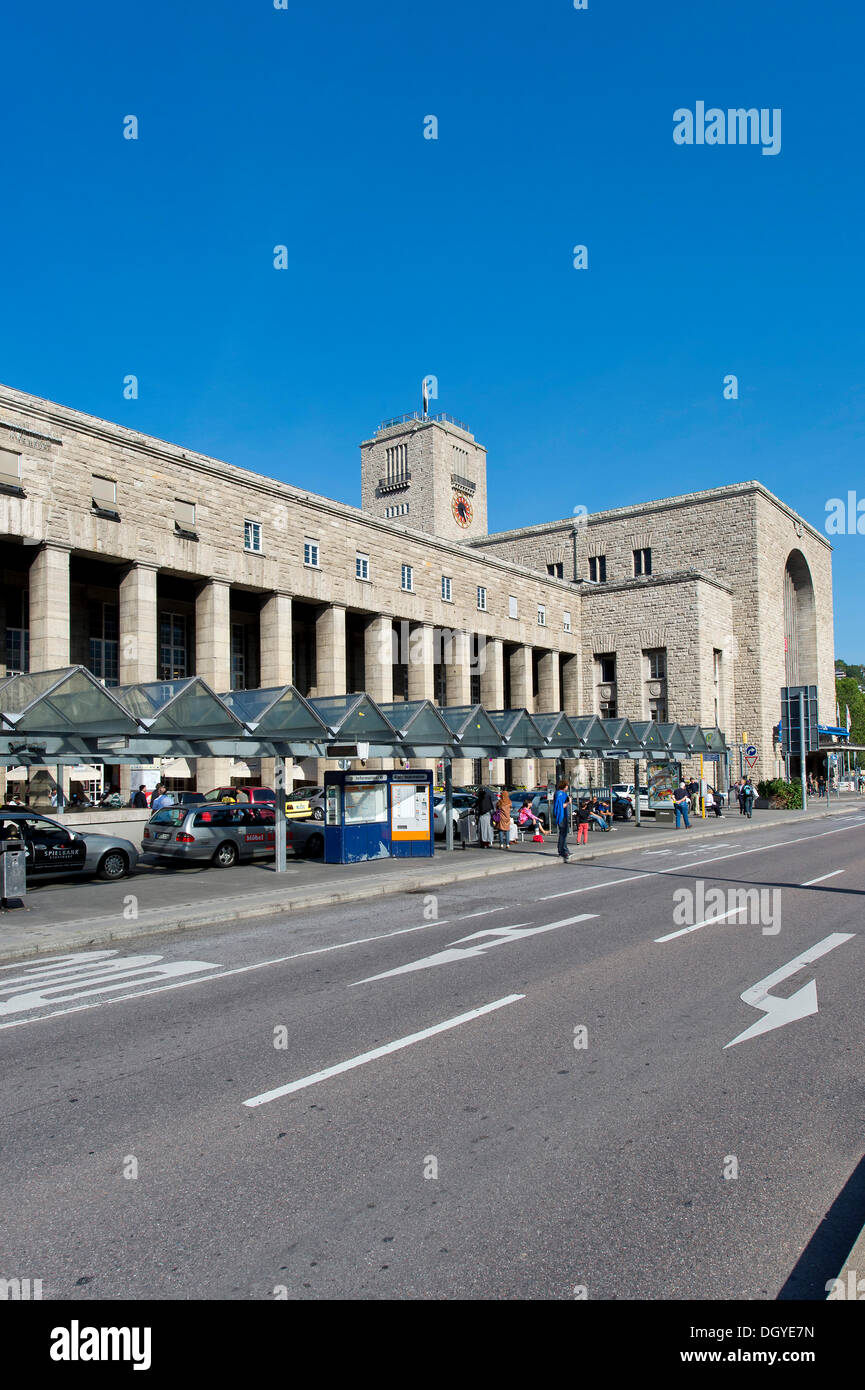 La gare centrale avec Bahnhofsturm tower, Stuttgart, Bade-Wurtemberg Banque D'Images