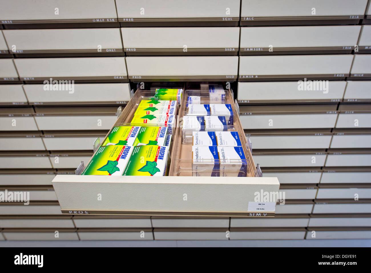 Cabinet d'apothicaire, un tiroir contenant des médicaments, pharmacie, Stuttgart, Bade-Wurtemberg Banque D'Images