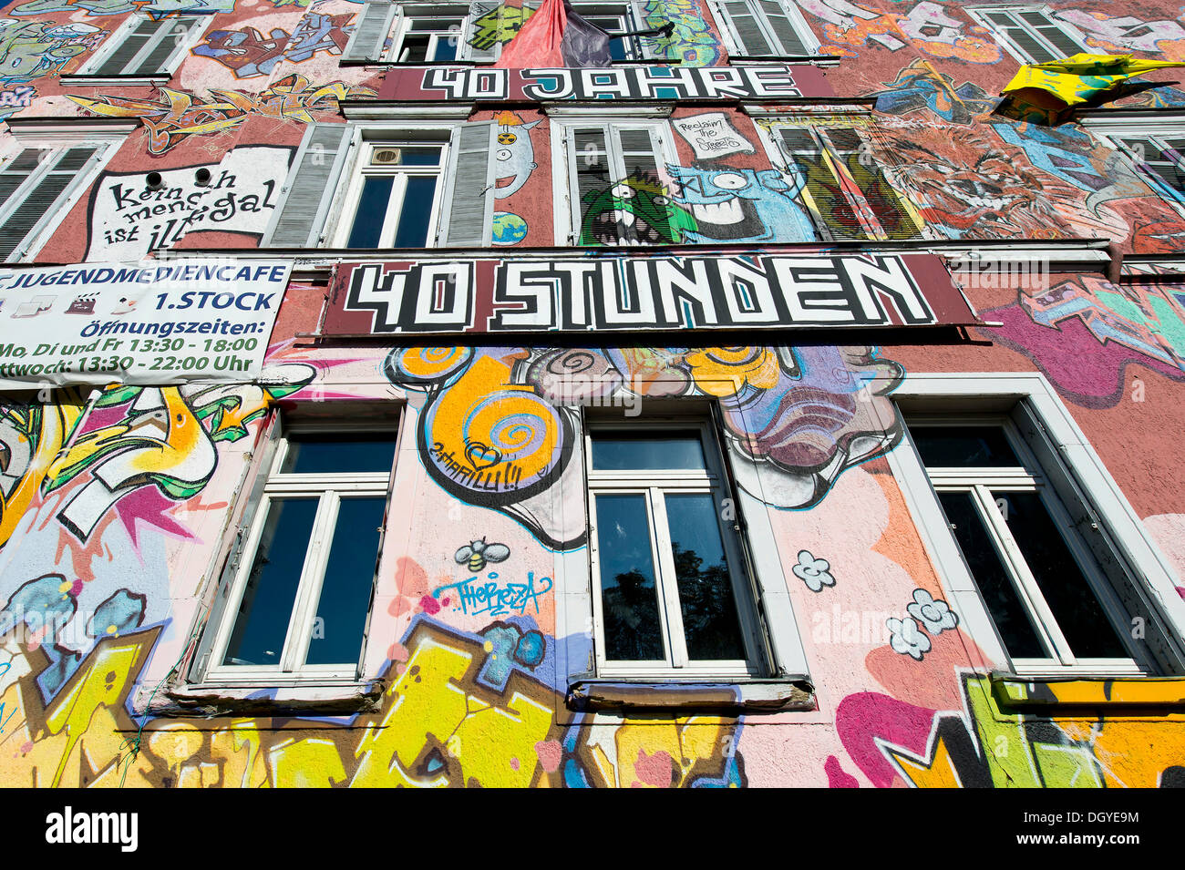 Façade du bâtiment 15 LU, couverts de graffitis colorés, commune française, un projet résidentiel, student hostel, Tuebingen Banque D'Images