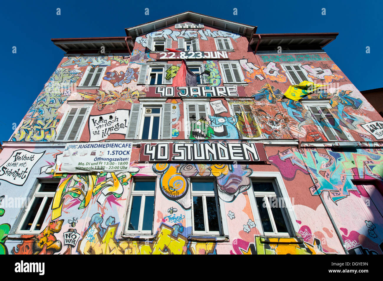 Façade du bâtiment 15 LU, couverts de graffitis colorés, commune française, un projet résidentiel, student hostel, Tuebingen Banque D'Images