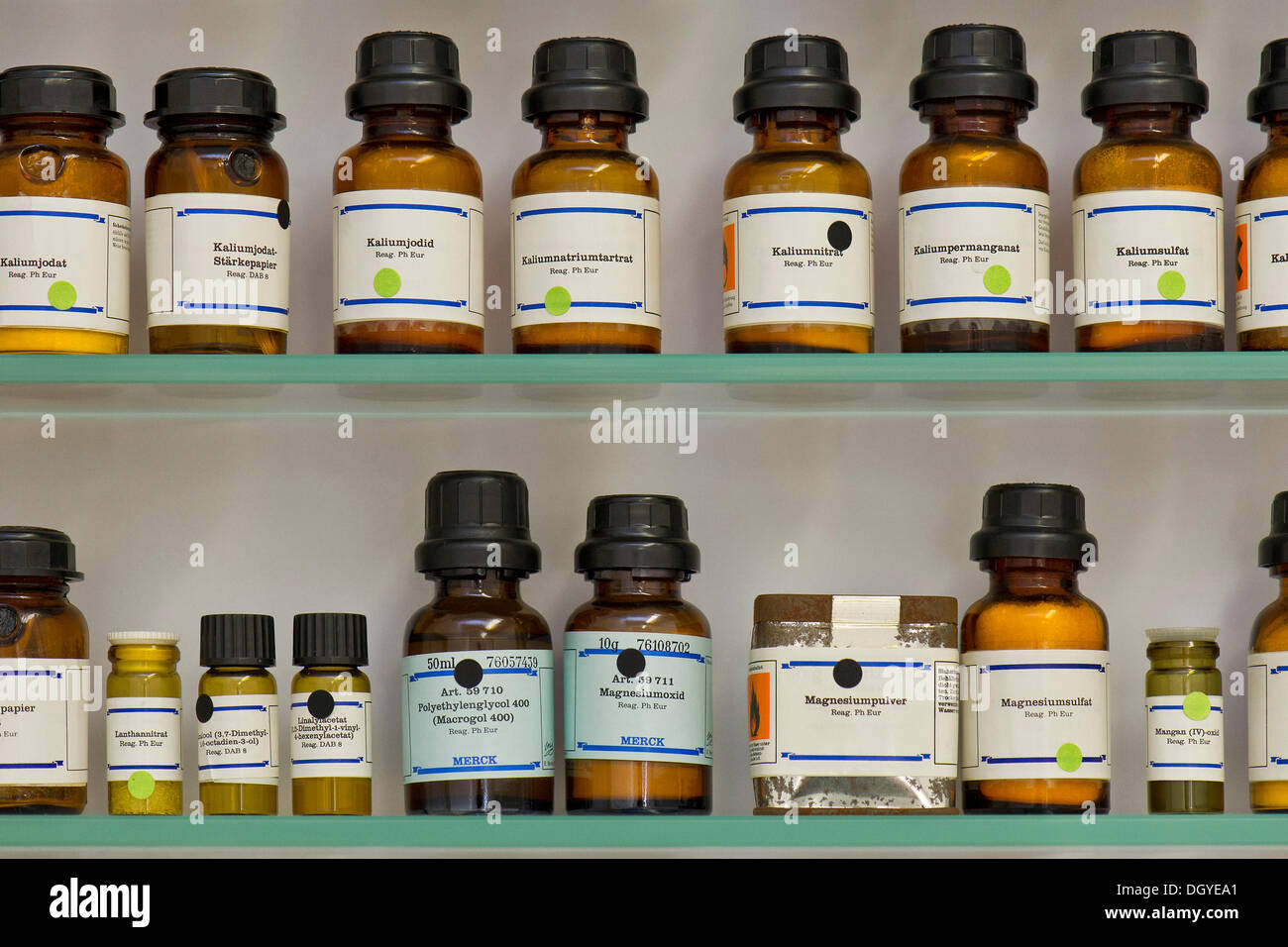 Petites bouteilles en verre kit de réactifs, pour le test d'entrée de substances, de laboratoire, de pharmacie, de Stuttgart, Bade-Wurtemberg Banque D'Images