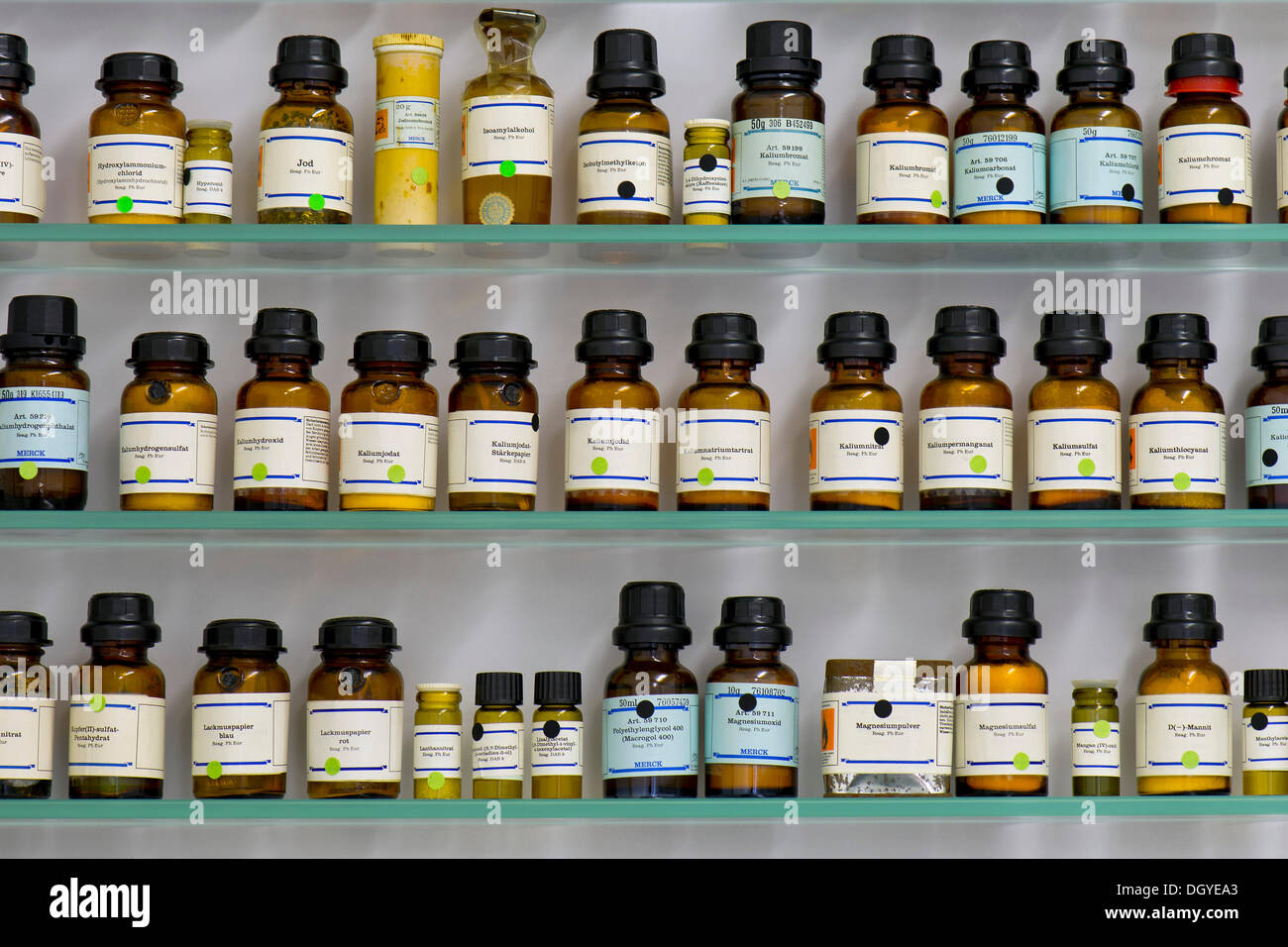 Petites bouteilles en verre kit de réactifs, pour le test d'entrée de substances, de laboratoire, de pharmacie, de Stuttgart, Bade-Wurtemberg Banque D'Images