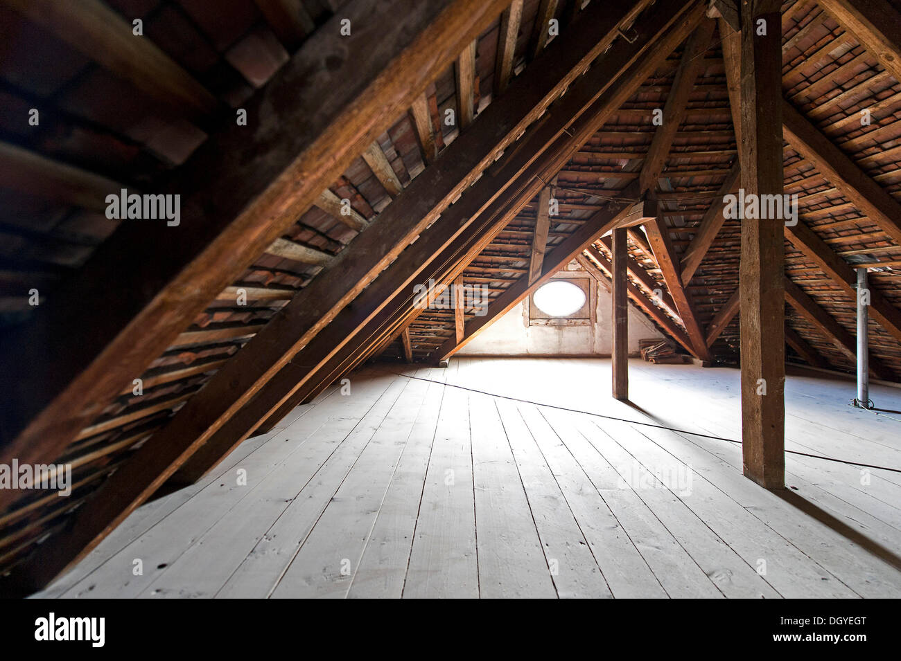 Poutres en bois, grenier, toiture en bois d'un vieux bâtiment, Stuttgart, Bade-Wurtemberg Banque D'Images