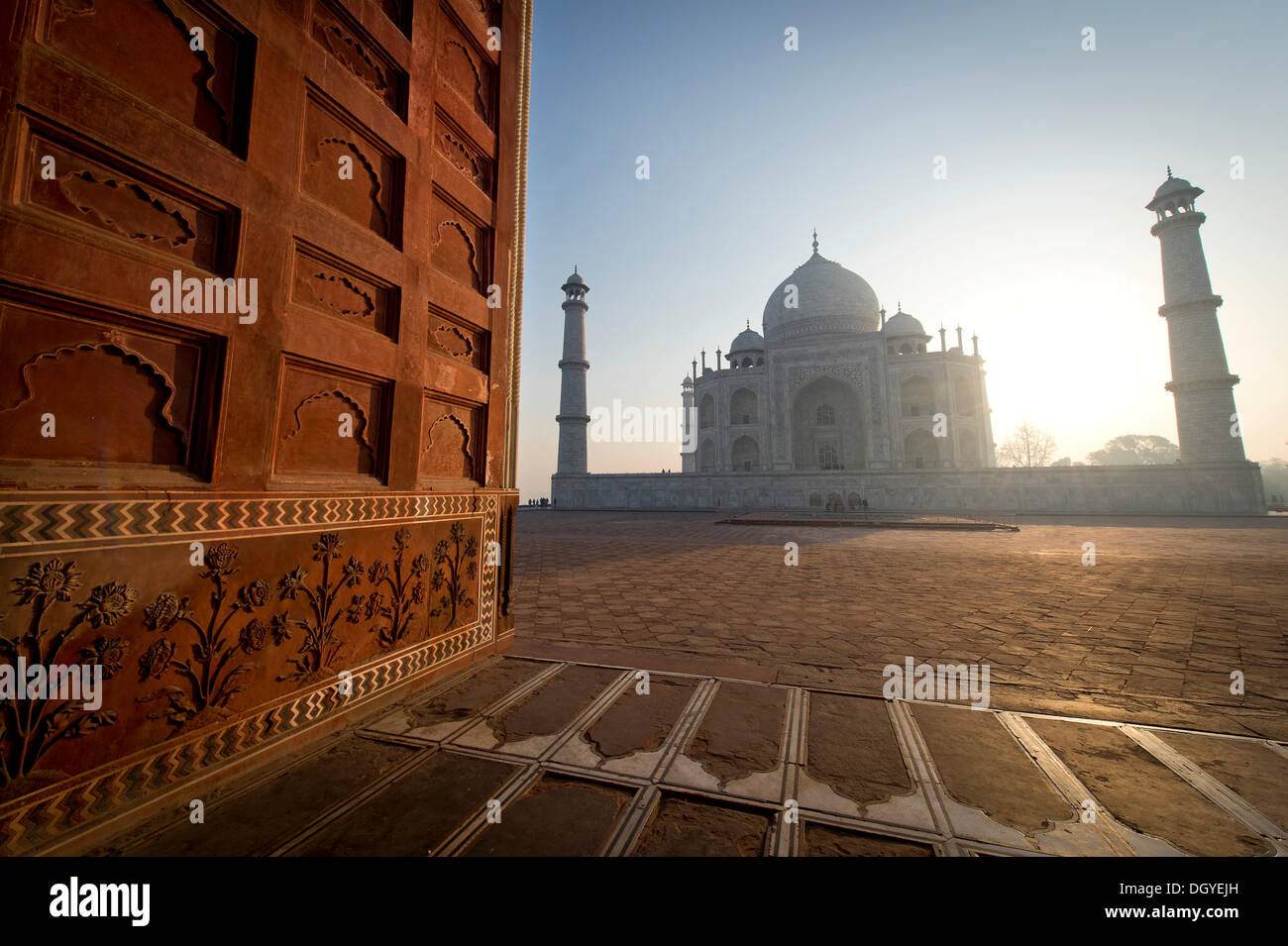 Mosquée de côté, le Taj Mahal, mausolée, UNESCO World Heritage Site, lumière du matin, Agra, Uttar Pradesh, Inde Banque D'Images