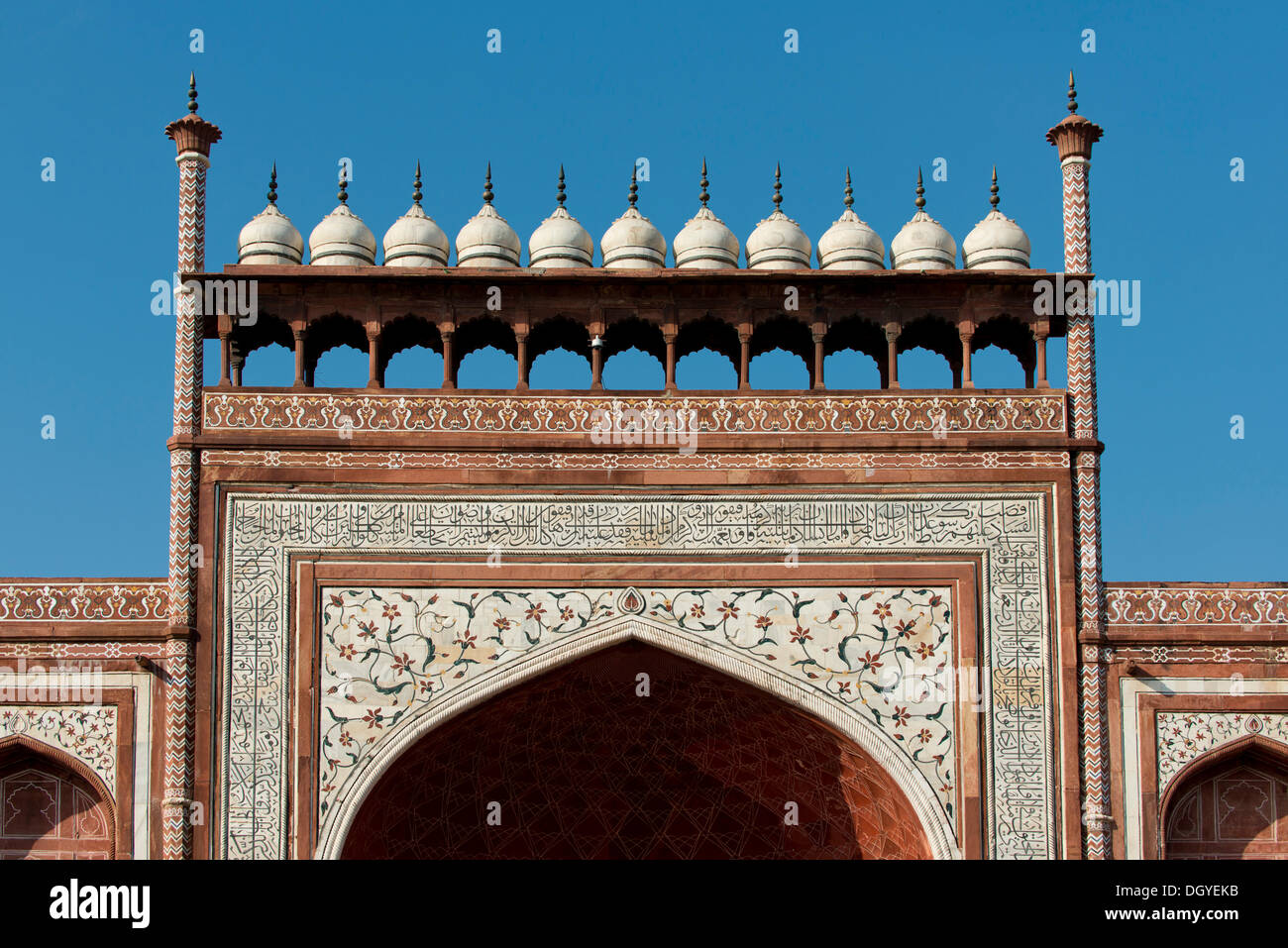 Portail d'entrée, le Taj Mahal, mausolée, UNESCO World Heritage Site, Agra, Uttar Pradesh, Inde Banque D'Images