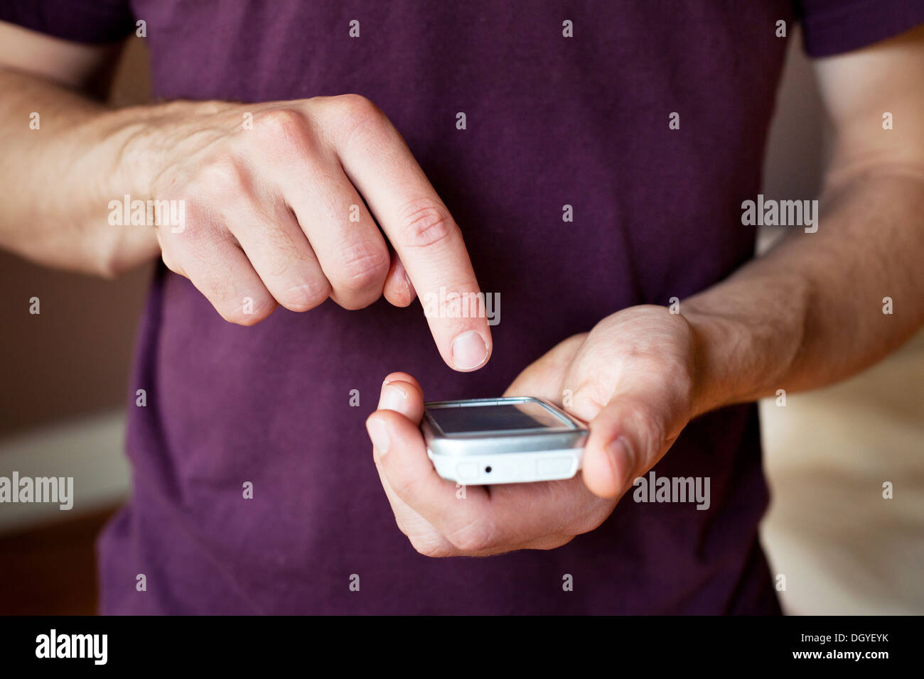 Man with smartphone Banque D'Images
