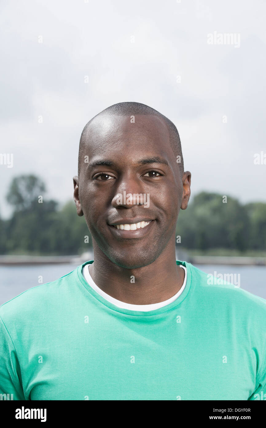 Portrait of smiling man en t-shirt vert Banque D'Images