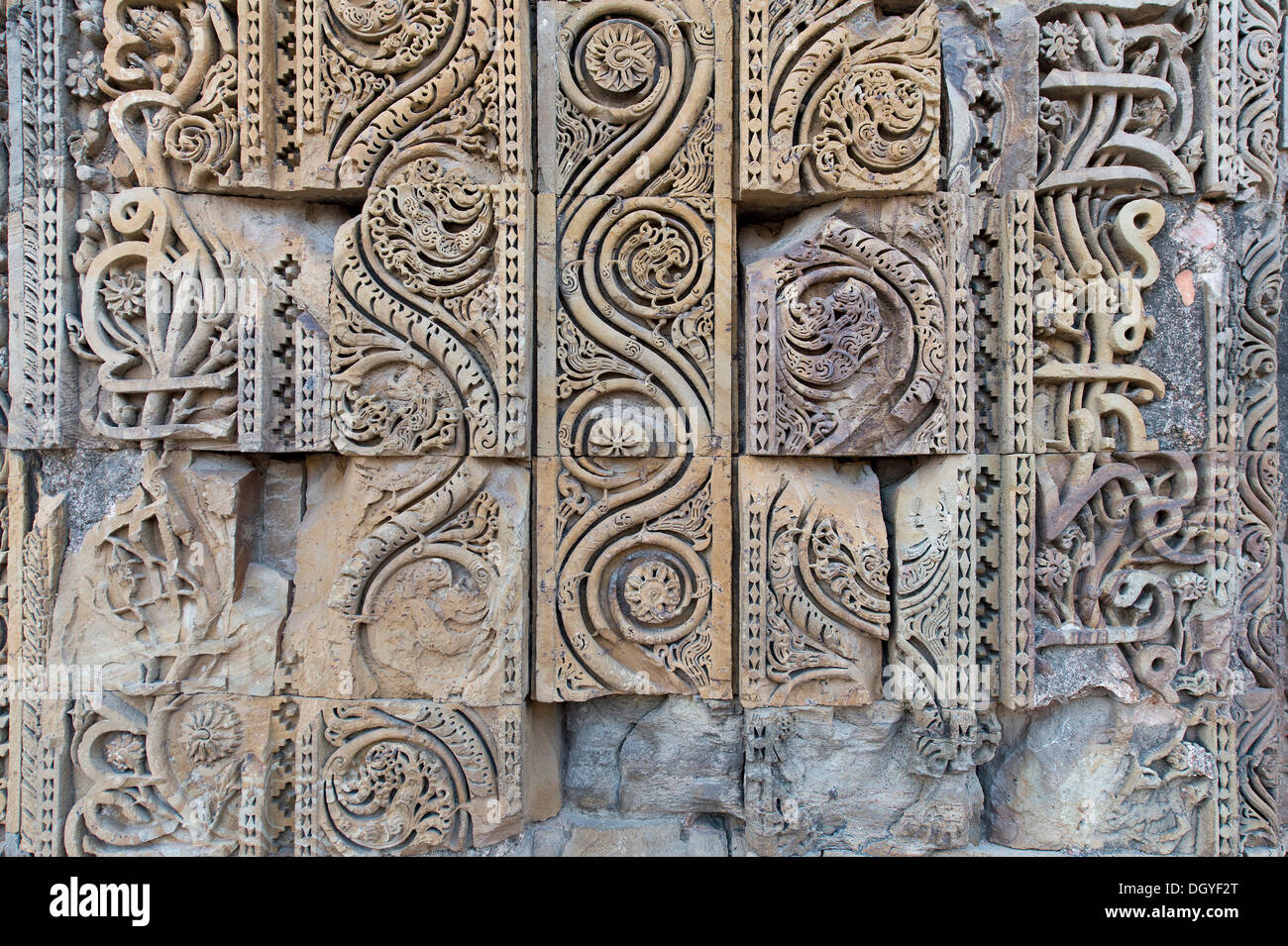 Détail, des reliefs, des ornements et des inscriptions calligraphiques, sourate, Qutub Minar, Qutub complex, Site du patrimoine mondial de l'UNESCO Banque D'Images