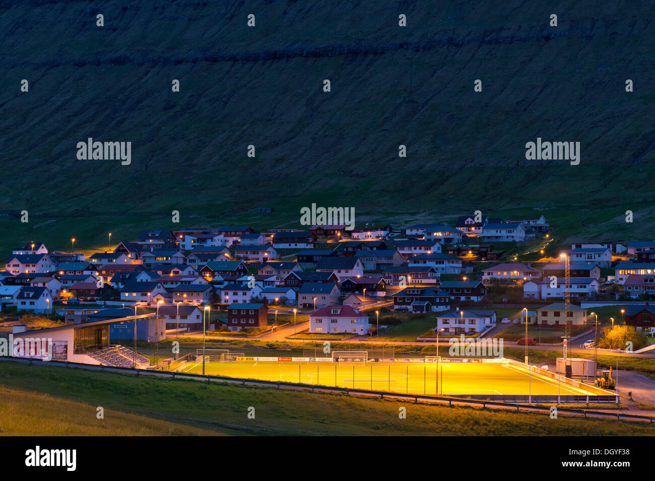 Un terrain de football avec tribune, stadium, Gøtugjógv, Eysturoy, îles Féroé, Danemark Banque D'Images
