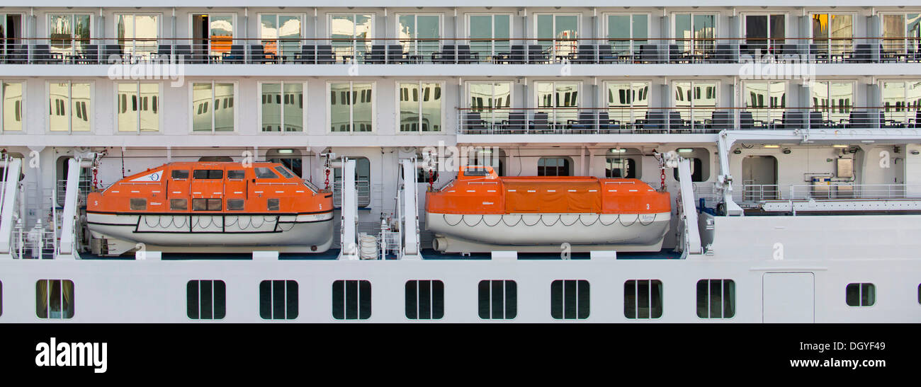 Les canots de sauvetage, bateau de croisière Marina, construite en 2009, 236m, 1258 passagers, port étranger, Rostock, Mecklembourg-Poméranie-Occidentale Banque D'Images