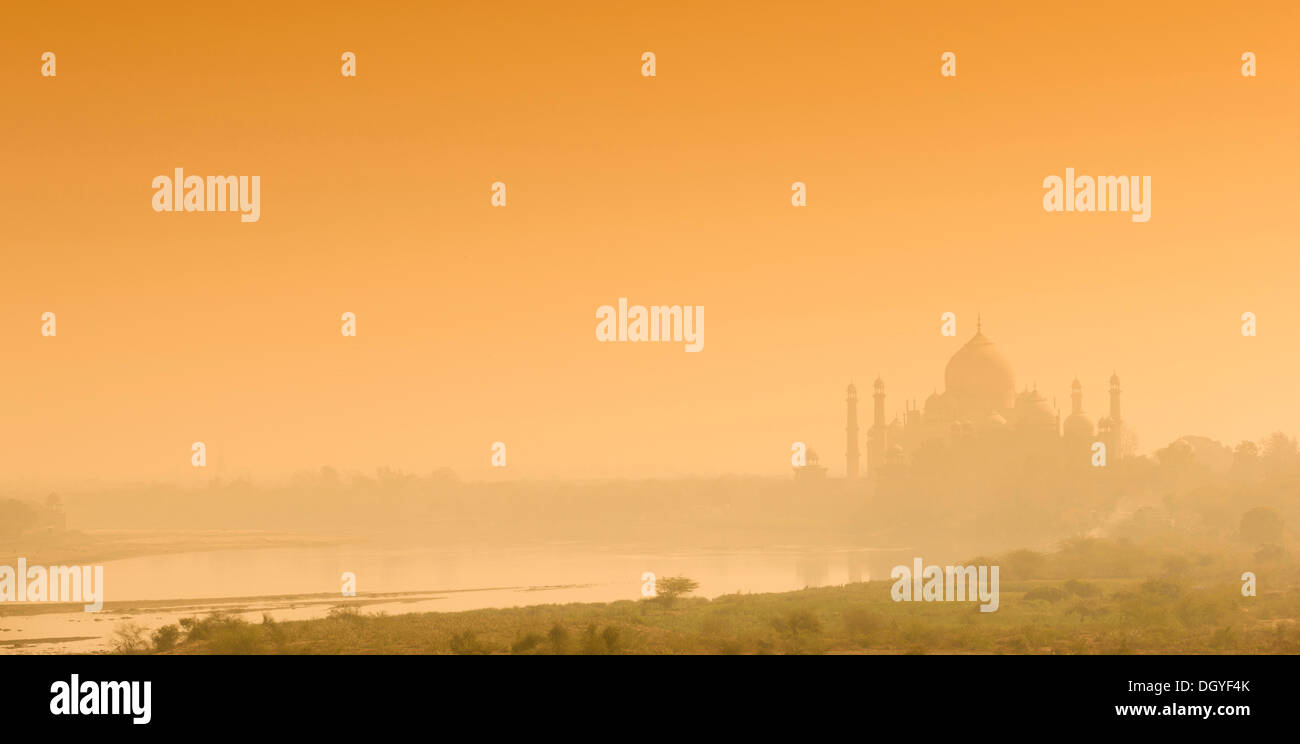 Taj Mahal et de la rivière Yamuna dans la lumière du soir, Agra, Uttar Pradesh, Inde Banque D'Images