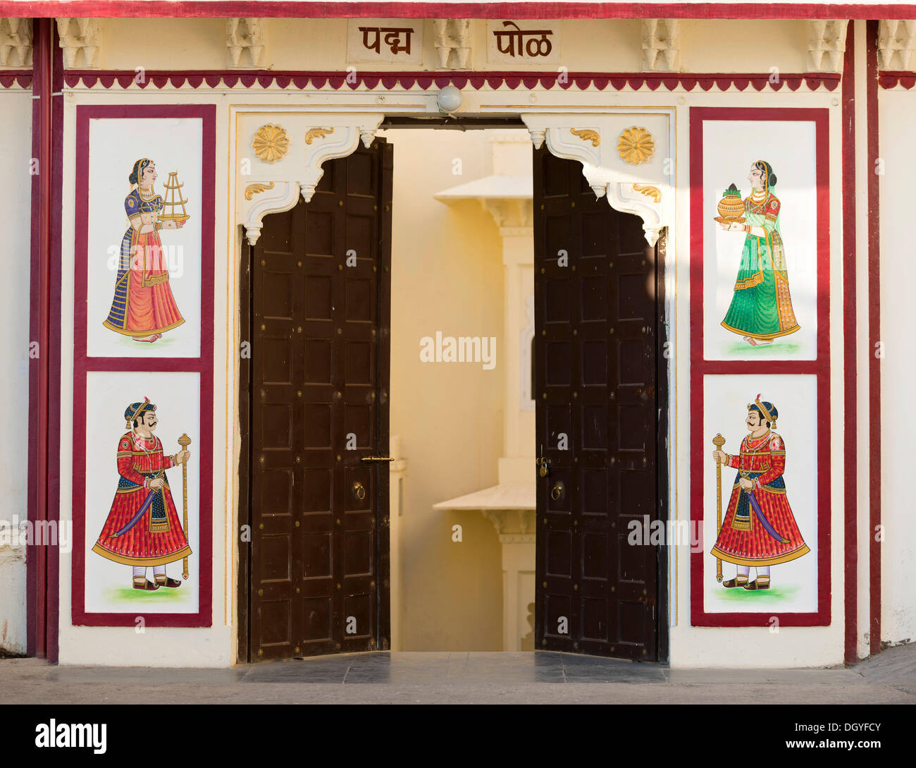 Murs peints, peintures murales, gate, Palais de la ville du Maharana d'Udaipur, Udaipur, Rajasthan, Inde Banque D'Images