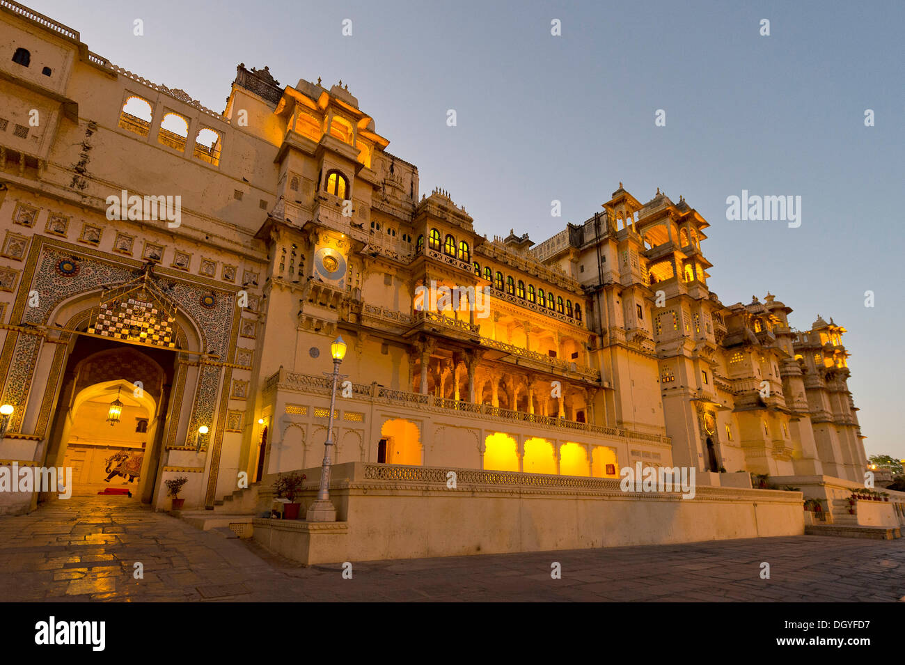 Cour intérieure et palais de la ville illuminée du Maharana d'Udaipur, Udaipur, Rajasthan, Inde Banque D'Images