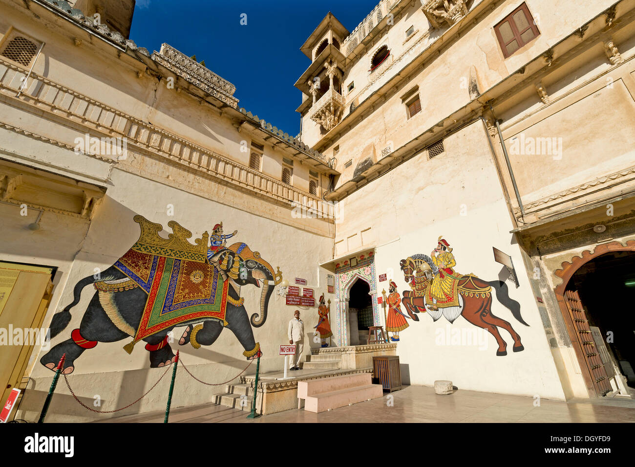 Entrée des visiteurs à la ville palais du Maharana d'Udaipur, avec des murs peints, Udaipur, Rajasthan, Inde Banque D'Images