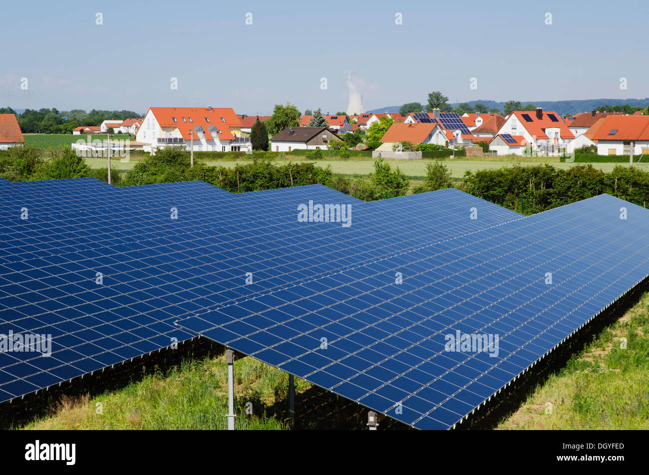 Des panneaux solaires sur une ferme solaire, village, l'Isar 2 Centrale nucléaire à l'arrière, Landshut, Bavière Banque D'Images