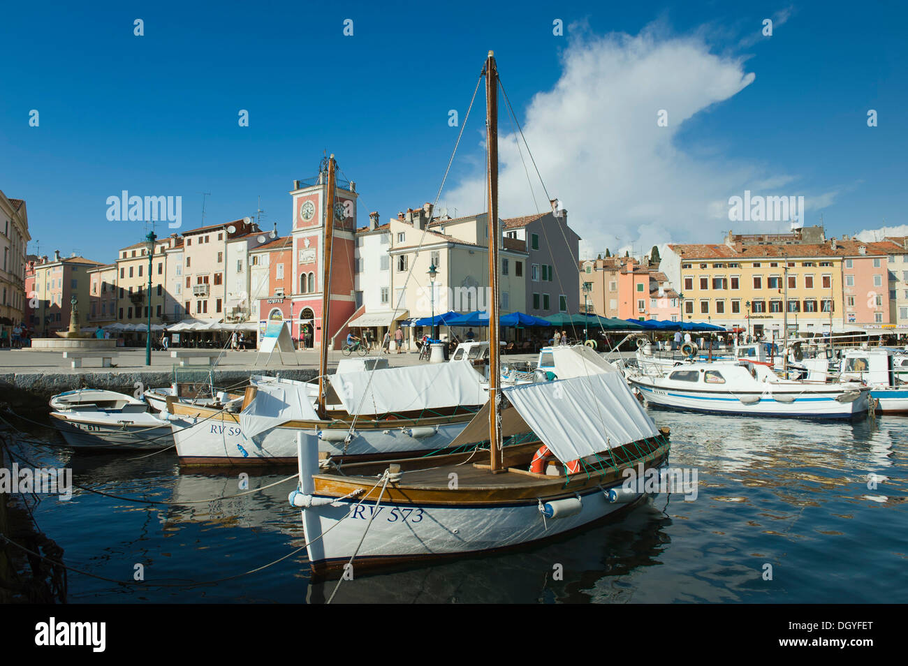 Bateaux dans le port de Rovinj, Istrie, Croatie, Europe Banque D'Images