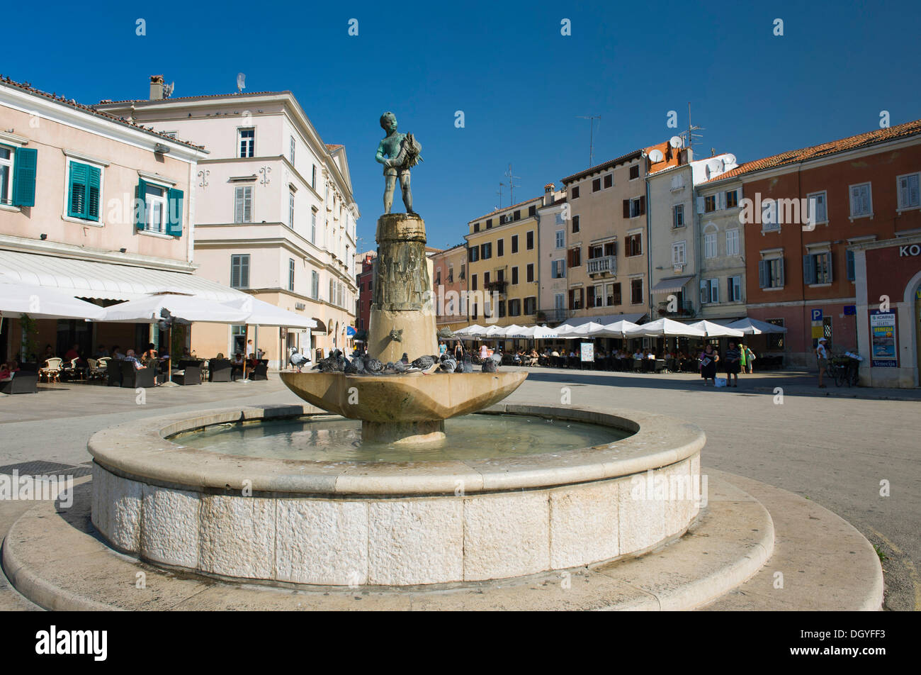 Fontaine dans le centre de Rovinj, Istrie Croatie, Europe Banque D'Images