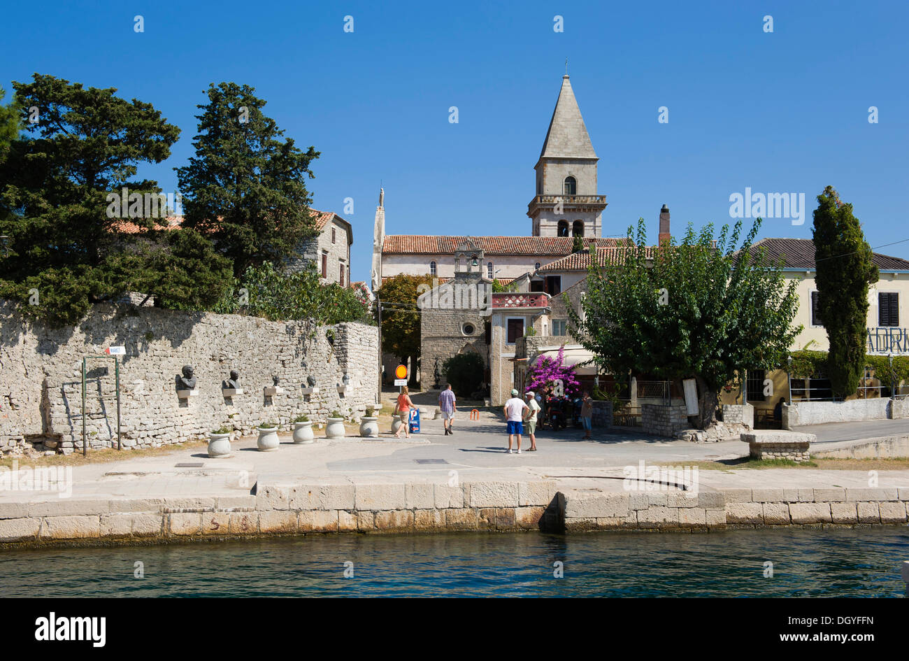 L'église et de murs fortifiés dans l'île de Cres, Osor, Mer Adriatique, golfe de Kvarner, Croatie, Europe Banque D'Images