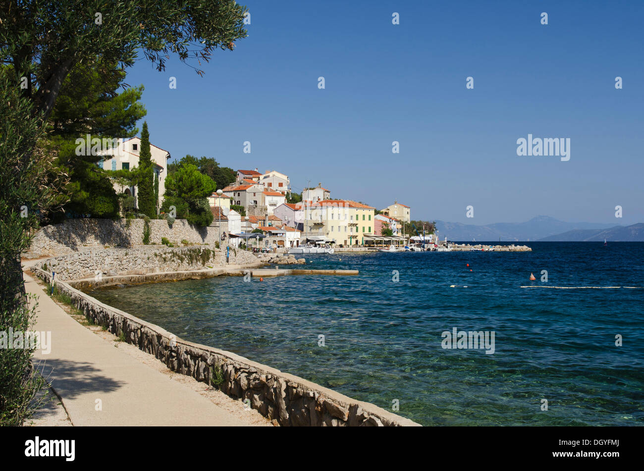 Promenade de la plage du village de pêcheurs de Valun, île de Cres, la mer Adriatique, le golfe de Kvarner, Croatie, Europe Banque D'Images