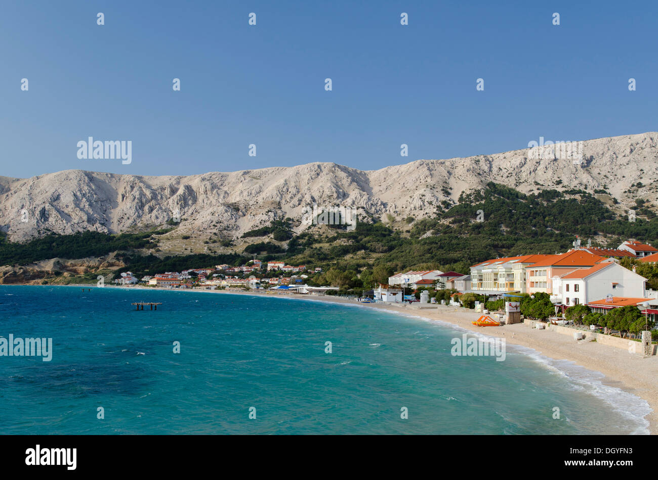 Sur la ville de Baska et le Rocky Bay, île de Krk Baska, Mer Adriatique, golf de Kvarner, Croatie, Europe Banque D'Images